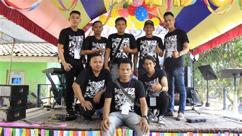 chorus f g em am kini ku menemukanmu di ujung waktu ku patah hati dm g c lelah hati menunggu cinta yang selamatkan. Seventeen-Menemukanmu@by Retail Band - YouTube