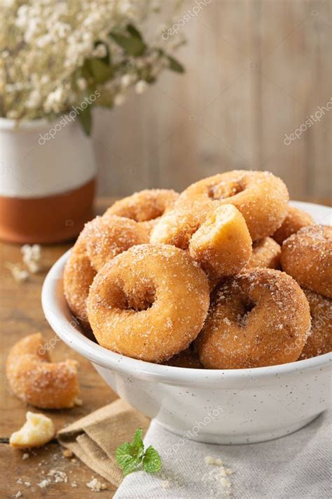 Rosquillas típicas españolas rosquillas fritas con azúcar para el