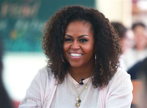Michelle Obama Rocks Natural Hair While Getting Vaccine — Photo