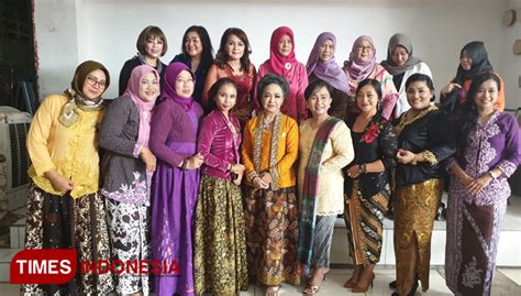 Ribuan Wanita Asia Hingga Eropa Berkebaya Akan Pecahkan Rekor Dunia Times Indonesia