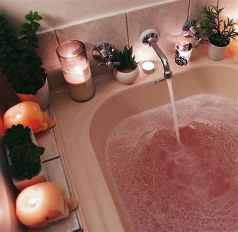 imagem de bath candles and cozy candlelit bubble bath bath