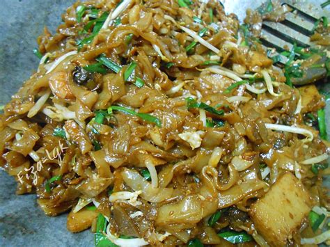 Kuey teow goreng simple tapi sedap makan sampai tak boleh berhenti simple fried kuey teow. KUE TEOW GORENG SEDAP | Fiza's Cooking