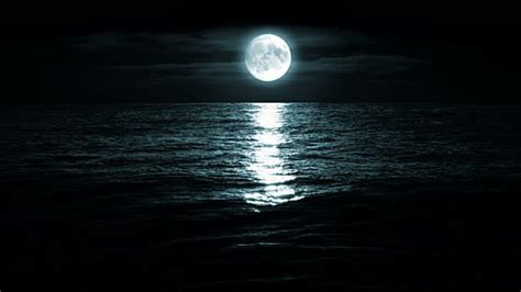 Moon Over The Sea At Night Reflected At Waves Moon Sea Moon Dark