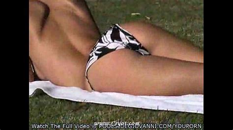 amateur giovanni strips off her bikini to sunbathe xvideos