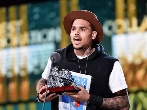 Lucky me es una canción de chris brown que se estrenó el 9 de diciembre de 2009, este tema está incluido dentro del disco graffiti. Chris Brown Net Worth, Age, Height, Weight, Awards ...