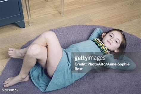 Girl Lying On Floor With Hands Behind Head Smiling Foto Stock Getty