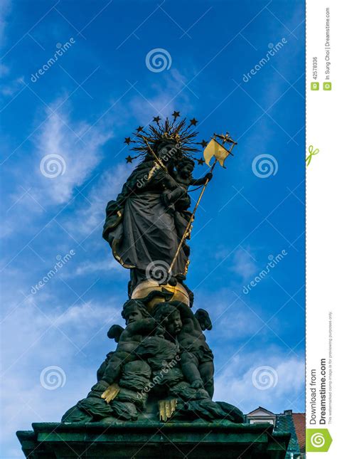 Una Estatua En Un Cuadrado En Heidelberg Foto De Archivo Imagen De