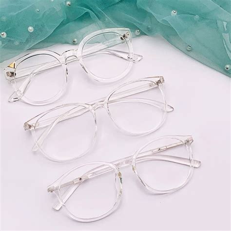 Glasses With Clear Frames Are So Trendy That Go Well With Almost Any