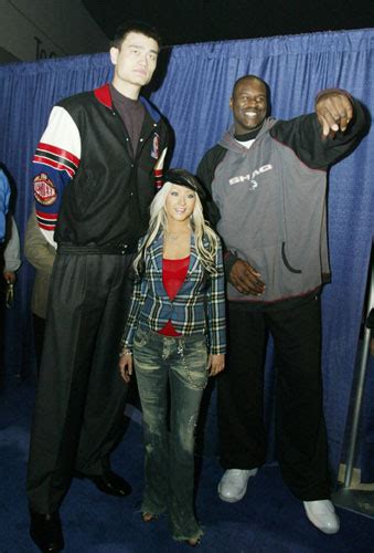 11 Amazing Photos Of Yao Ming Next To Regular Sized People 11 Points