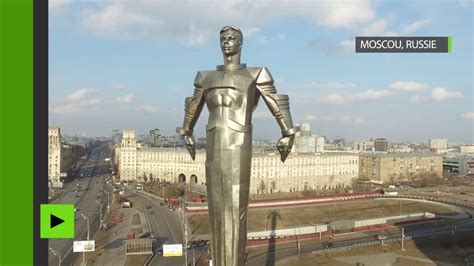 Gagarine is a dream built from debris, a rocketship made from rubble, and a touching tribute to stratospheric aspirations thriving against the odds in even the most maligned and marginalized. La statue dédiée à Youri Gagarine à Moscou (images aériennes) - YouTube