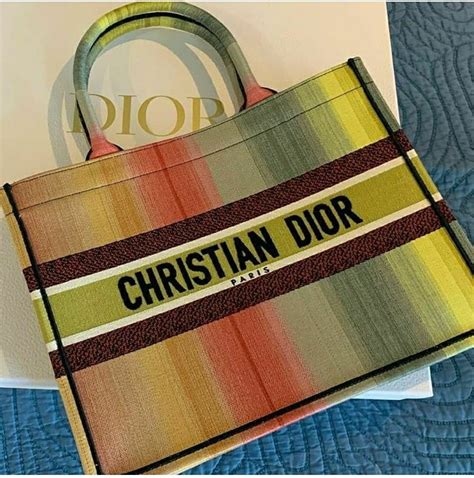 Bu ürünler size üstün kaliteyi ve paranızın karşılığını en iyi şekilde almanızı sağlar. Pin by Kay McCray on bags only in 2020 | Dior, Card holder ...