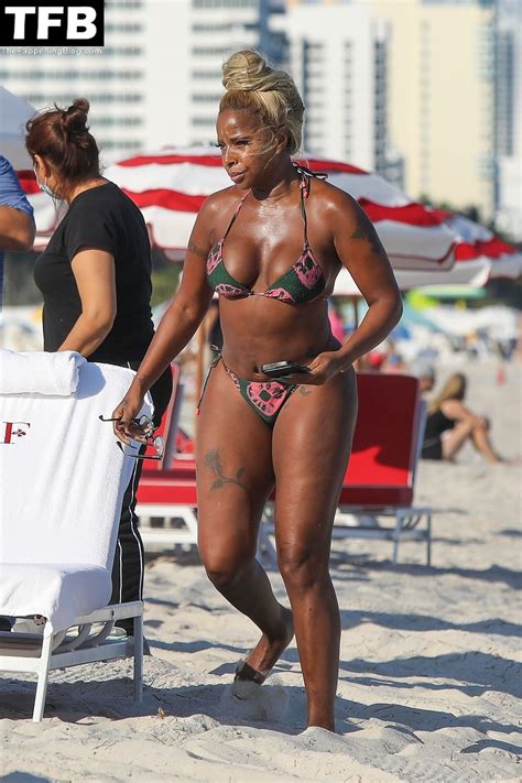 Mary J Blige Hits The Beach In A Patterned Two Piece Bikini 19 Photos