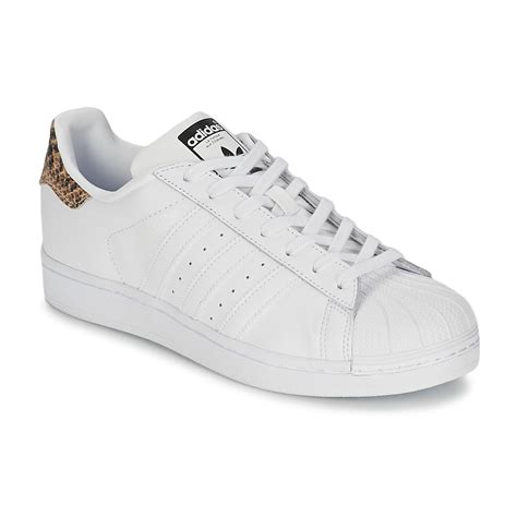 Semelles ergonomiques à l'amorti dynamique, tige étudiées pour le maintien du pied, matériaux ultra respirants pour une ventilation supérieure… Baskets basses Adidas Originals SUPERSTAR W Blanc, Baskets ...