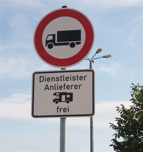 Obwohl in rumänien kein generelles wochenendfahrverbot für lkw besteht, gilt in der hauptreisezeit zwischen dem 15. LKW-Verbot