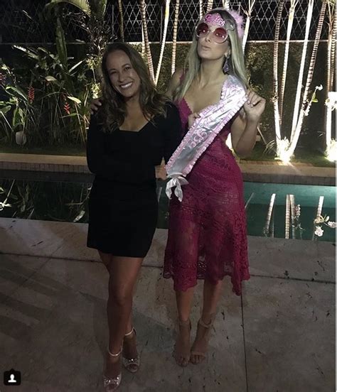 Geralmente são convidadas algumas mulheres dançarinas para animar a festa. Ticiane Pinheiro curte despedida de solteira com ex-mulher e filha de Justus | Tici vai casar ...