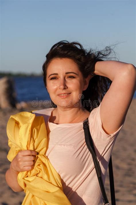 belle femme plus taille en veste jaune contre ciel bleu photo stock image du tomber plaisir