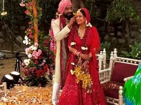 mona singh tied the knot with shyam mehndi and wedding photos goes viral मोना सिंह ने श्याम