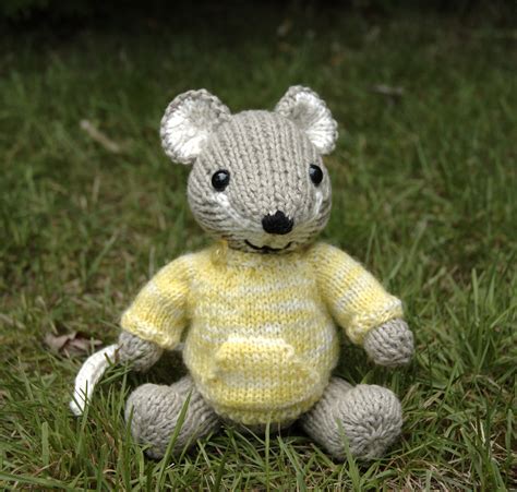 Over 200 free knitted sweaters and cardigans. Pocket Mouse Amigurumi