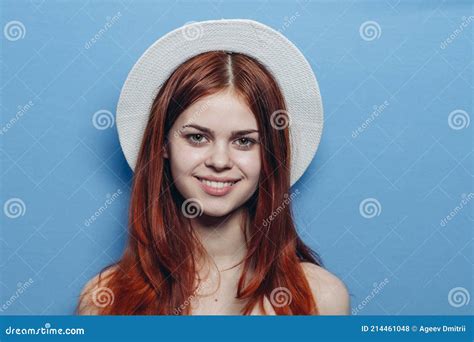 Mulher Ruiva Alegre Em Seus Ombros Nus Glamour Fundo Azul Foto De Stock Imagem De Adulto
