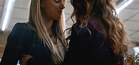 Pin On Lesbian Kissing