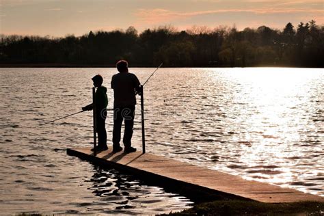 Padre E Hijo Pescando En El Muelle Del Lago Foto De Archivo Imagen De