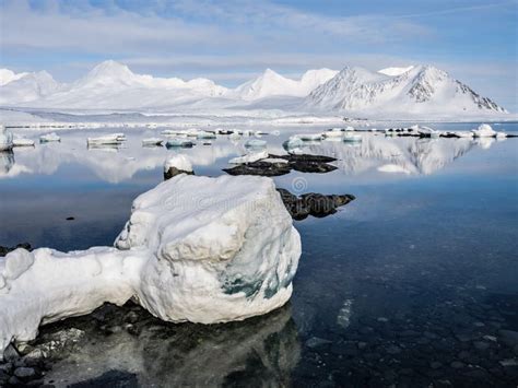 Paisaje ártico Hielo Mar Montañas Glaciares Spitsbergen