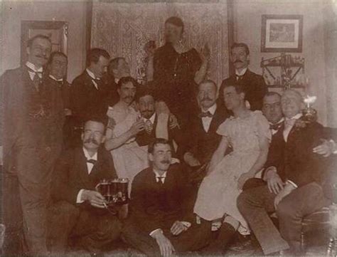 El origen es un baile al que acudieron 42 hombres la noche del 17 de noviembre de 1901 en el centro de ciudad de méxico. El baile de los 41 maricones - Noticias - Taringa!