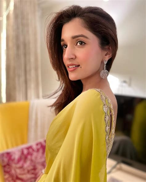 Nidhi Shah Flaunting Her Sexy Back In Yellow Saree Raised The Heat See Now