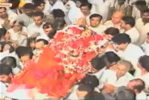 Divya Bharti Death Anniversary Look At The Photo Of Her Last Rites Entertainment News Amar