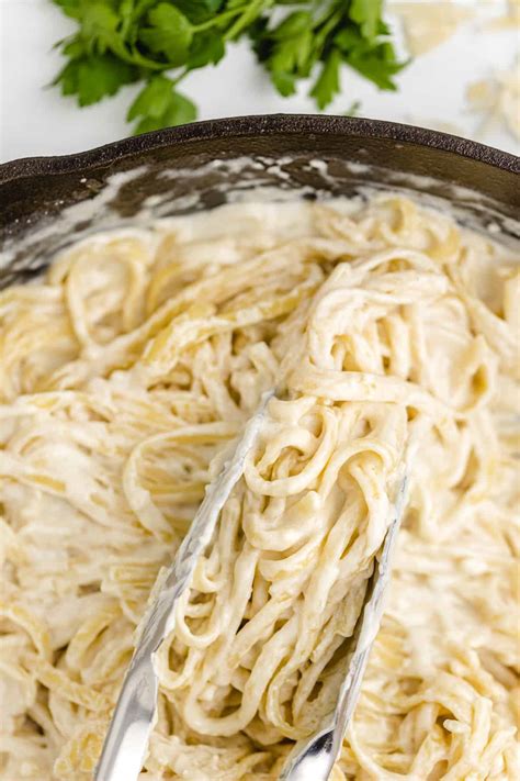Sep 05, 2014 · i worked at the olive garden and i helped make the alfredo sauce as well as the other sauces and soups. Copycat Olive Garden Fettuccini Alfredo Sauce - Princess ...