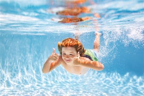 Niño Niño Nadando Bajo El Agua En La Piscina Niños Divertidos Juegan Y