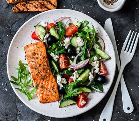 Colección de recetas de cocina andaluza • última actualización hace 5 días. Lomo de salmón al grill con ensalada mediterránea - ¡Hola ...