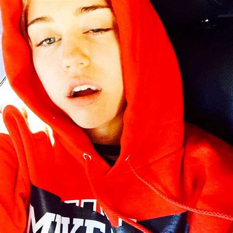 Miley Cyrus Gets 5 Teeth Removed And Posts Really Graphic Photos To