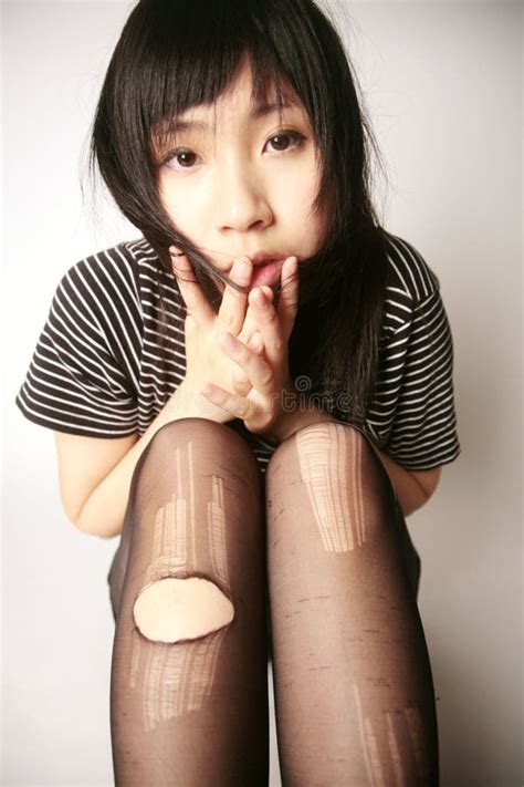 Aziatisch Meisje Dat Kijker Bekijkt Stock Foto Image Of Naughty