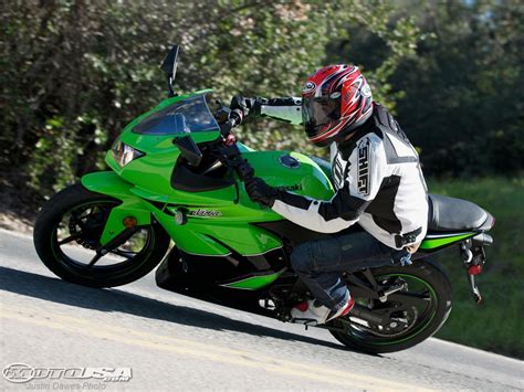 Pulsar 200 vs pulsar 220 vs r15 vs cbr150r vs cbr250r vs duke 200 vs ninja 250r | motorbeam. Honda CBR250R Vs. Kawasaki Ninja 250R [by Motorcycle USA ...