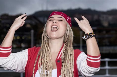 premium photo blonde woman with dreadlocks screaming and cheating