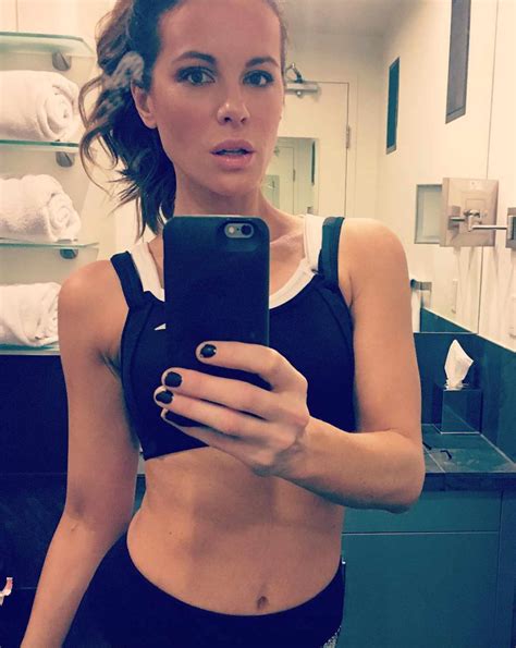 kate beckinsale shows off abs in gym selfie