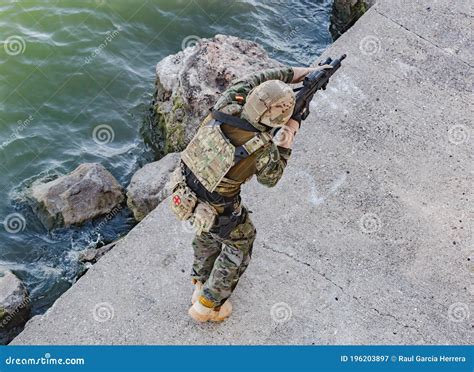 Soldado Del Ejército Con Uniforme De Combate Con Fusil De Asalto