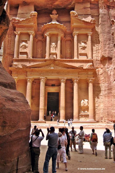 Durch diese isolierte lage war petra eine lange zeit vor eindringlingen geschützt. Jordanien Petra, Weltwunder der Neuzeit Helmut Voss ...