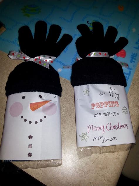 Christmas gift wrap printable template. Woogie Mama: Snowman Popcorn Wrapper - Free Printable