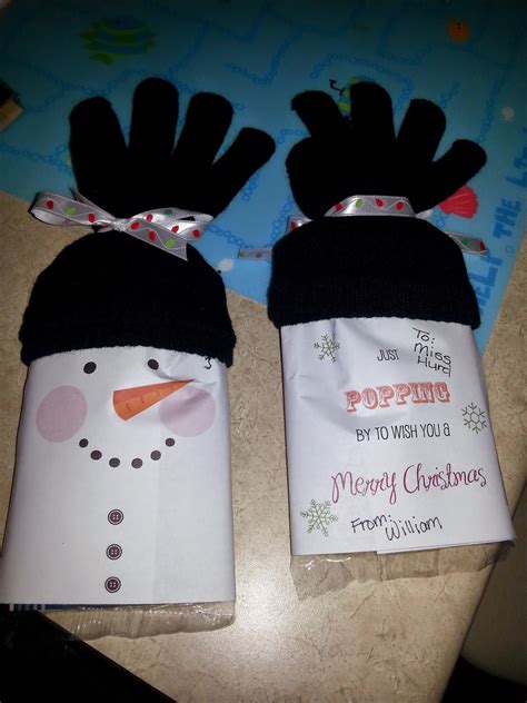 Free printable popcorn wrappers make microwave popcorn in to a fun movie night christmas gift for kids, families, teachers, or neighbors! Woogie Mama: Snowman Popcorn Wrapper - Free Printable