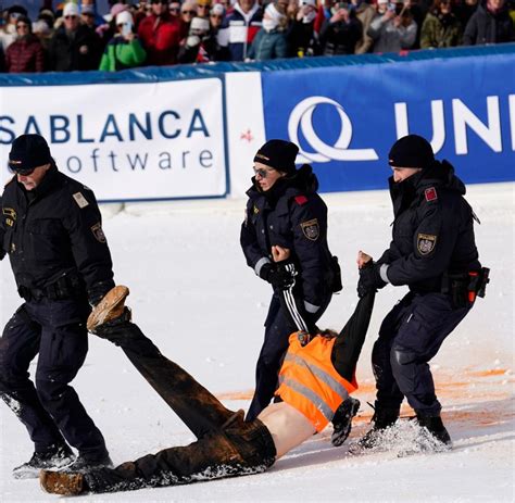 Farbe Im Schnee Protest Beim Weltcup Slalom In Gurgl Welt