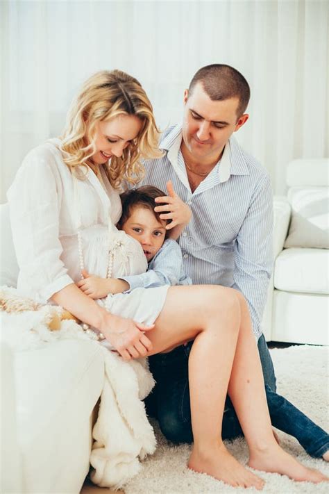 Familia Feliz Una Mujer Embarazada Pareja Foto De Archivo Imagen De