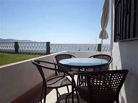 Es un inmueble que tiene 105 m2 de los cuales 80 m2 son útiles y dispone de 3 habitaciones y 1 baño, termo eléctrico, aire acondicionado en toda la casa. Alquiler de apartamentos en Nerja, Málaga. - Alquiler de apartamentos
