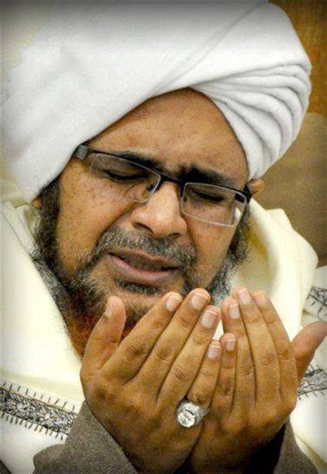 Habib omar bin hafiz was born on 27 may 1963 ce or 4 muharram 1383 ah in tarim, hadhramaut, yemen, and raised in a household that possessed a tradition and lineage of islamic scholarship and righteousness by his father. Hafiz, Muslim and Spiritual on Pinterest