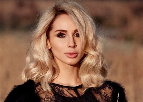 Loboda — живи спокойно, страна (live) (superstar show live 2020). Светлана Лобода едва не засветила грудь в эффектном мини