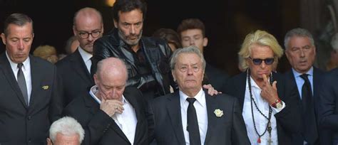 Pascal desprez, son mari, le seul homme qui l'ait demandée en mariage, et alain delon, qui a partagé la vie de l'actrice durant quinze ans, ont voulu l'accompagner ensemble «telle une étoile filante, mireille darc a traversé le temps en laissant des parcelles de rêve et d'amour», a déclaré dans son. Obsèques de Mireille Darc : Alain Delon et Pascal Desprez ...
