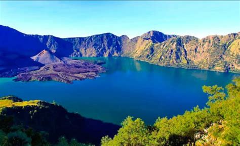 sensasi berendam di birunya danau segara anak yang bersisian dengan gunung rinjani yang kokoh