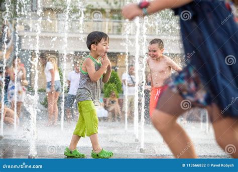 KYIV UKRAINE am AUGUST Glückliche Kinder Haben Den Spaß Der Im Stadtwasserbrunnen am