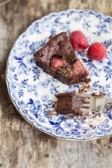 You can get away with little mini bars. Flourless Berry Chocolate Cake | Cake recipes, Healthy ...